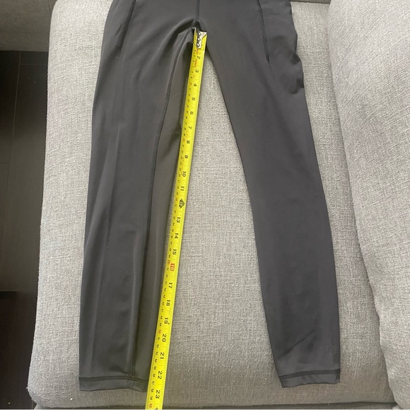 Like new lululemon power through leggings size 6 - Picture 12 of 12